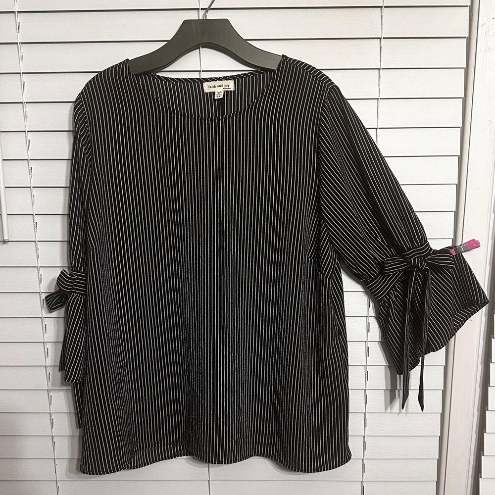 🛍️ Faith & Joy Black with white stripes and bow tie sleeves Size 2X excellent.
